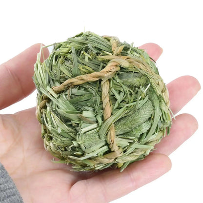 Bola de Heno Timothy Masticable 🌾 – Juguete de Actividad para Conejos y Pequeños Animales